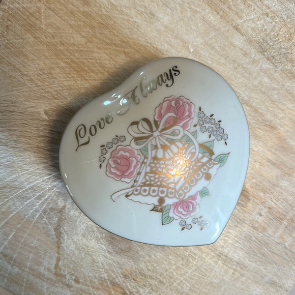 VINTAGE | Romantic Heart-Shaped Ceramic Jewelry Box with Floral Design - Picture 2 of 12